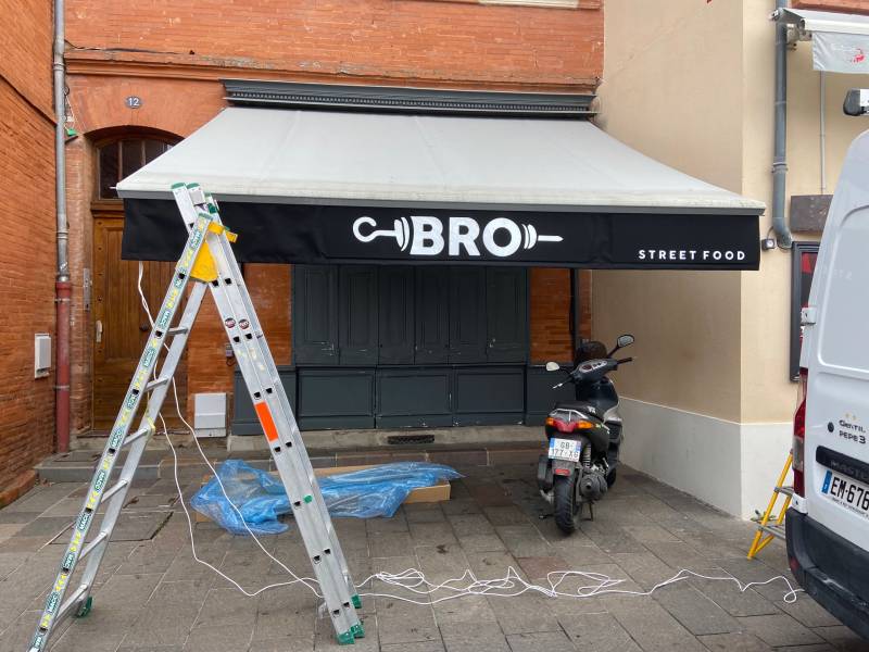 Lambrequin lumineux pour une enseigne de restaurant à Toulouse